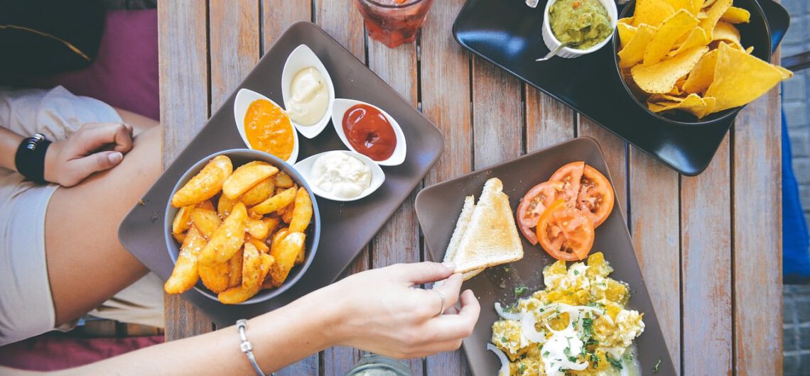 אנשים אוכלים במסעדה כשרה באילת