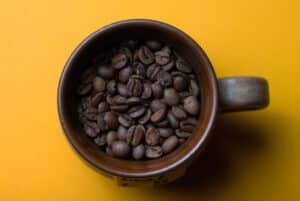 בתי קפה באילת: כוס ובתוכה פולי קפה